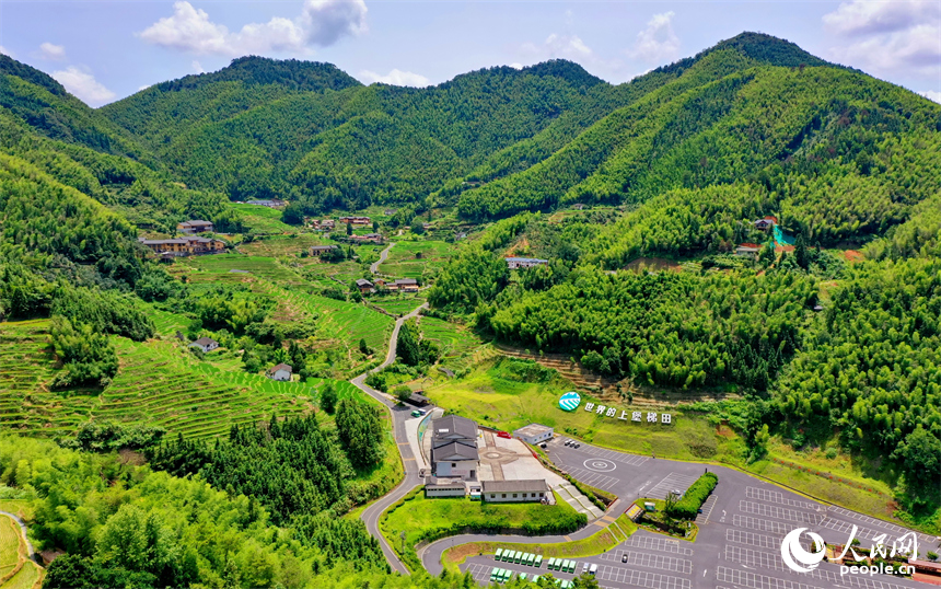 赣州市崇义县上堡乡，层层叠叠的梯田沿山势绵亘蜿蜒，与错落有致的农房、民宿相互映衬。人民网 朱海鹏摄