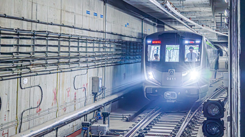 国内首条穿越泉域岩溶区地铁试运行