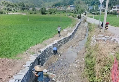 1、黄茅园镇横坡村铜古湾水毁河堤修复现场.jpg