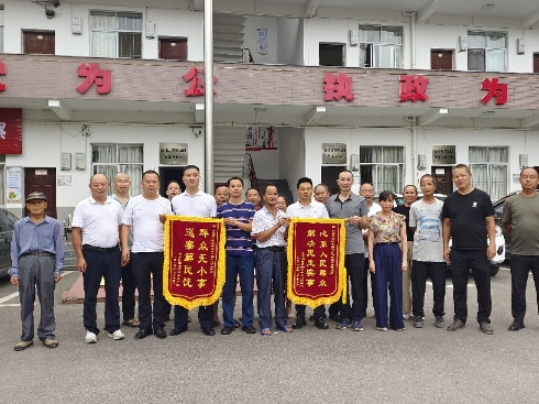 2、黄茅园镇群众代表向市委第六巡察组赠送锦旗.jpg