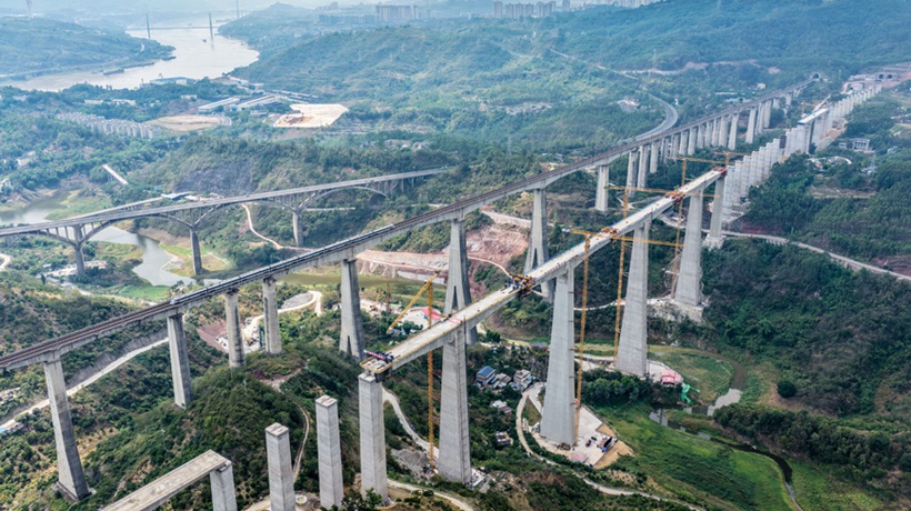 渝万高铁蔡家沟双线特大桥合龙