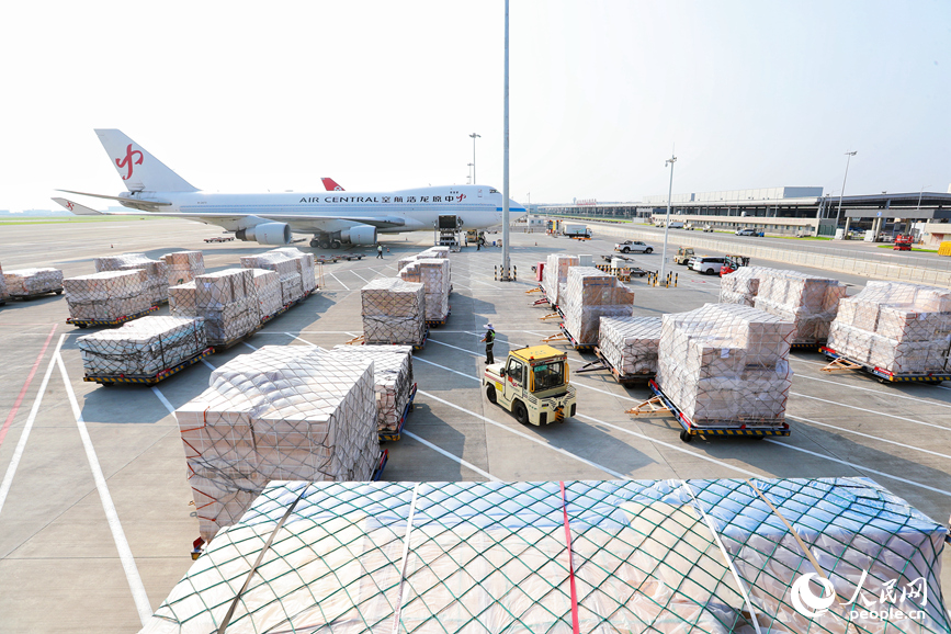 郑州新郑国际机场，货物运输一片繁忙。人民网 霍亚平摄