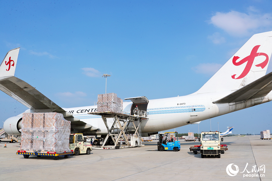 郑州新郑国际机场，货物运输一片繁忙。人民网 霍亚平摄