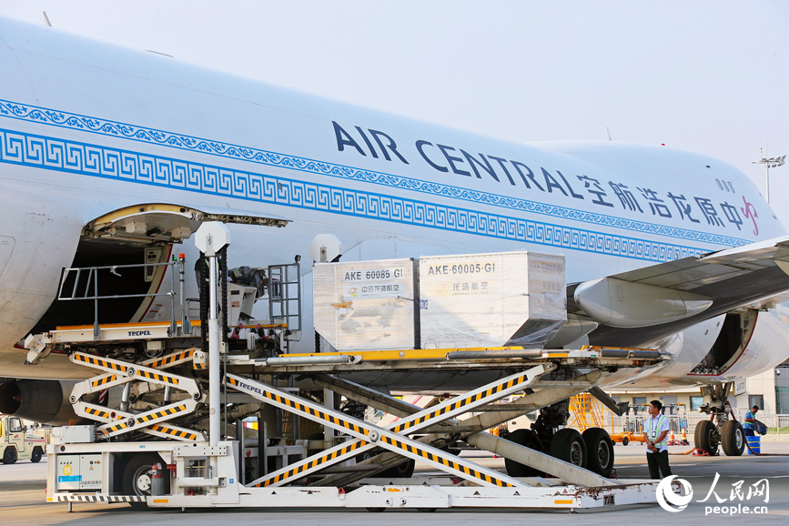 郑州新郑国际机场，货物运输一片繁忙。人民网 霍亚平摄