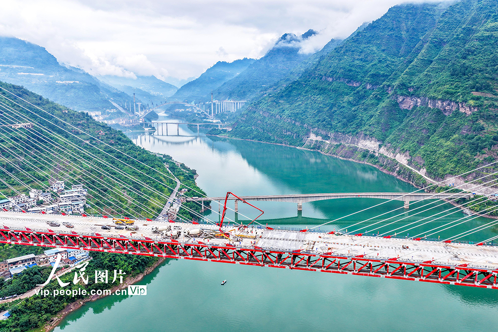 四川屏山：新市金沙江特大桥桥面结构基层顺利贯通