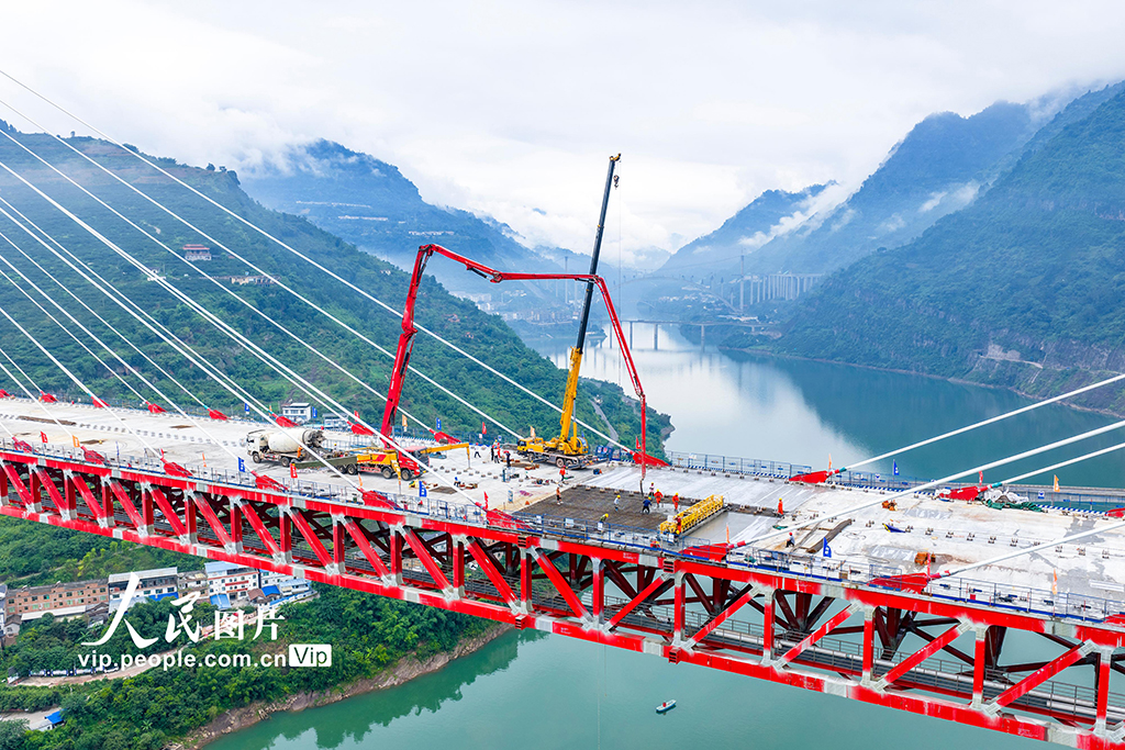 四川屏山：新市金沙江特大桥桥面结构基层顺利贯通【2】