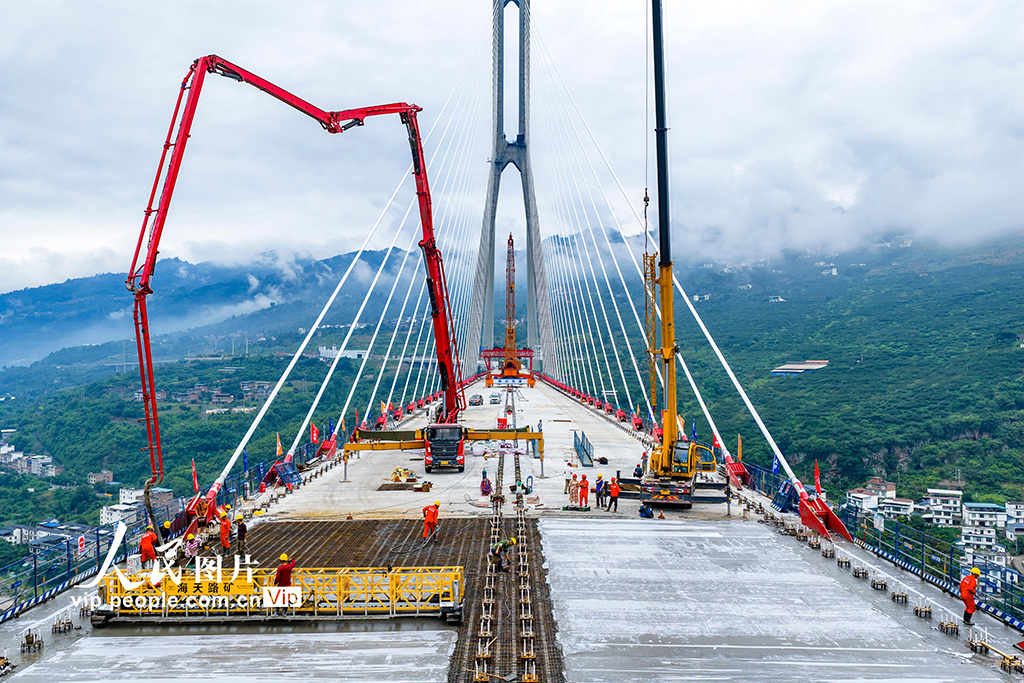 四川屏山：新市金沙江特大桥桥面结构基层顺利贯通【3】
