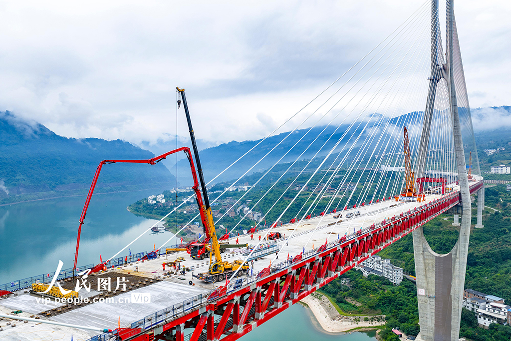 四川屏山：新市金沙江特大桥桥面结构基层顺利贯通【4】