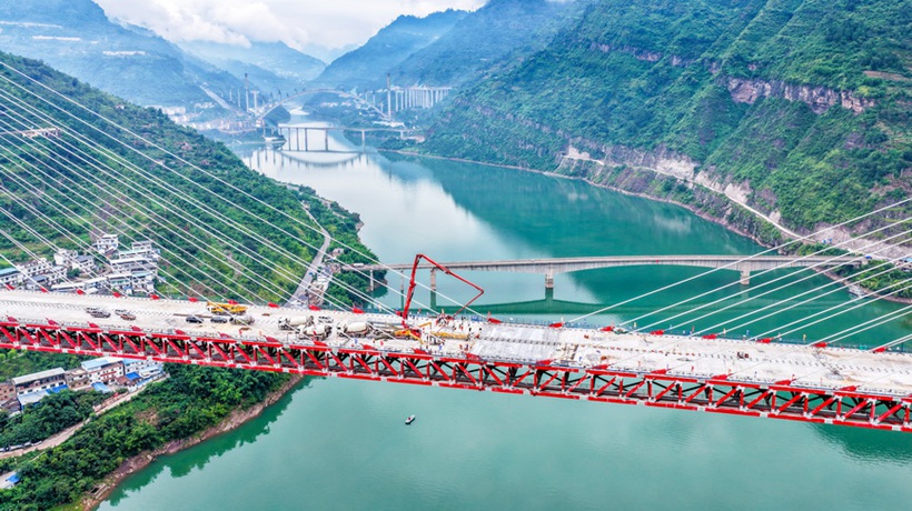 四川屏山：新市金沙江特大桥桥面结构基层顺利贯通