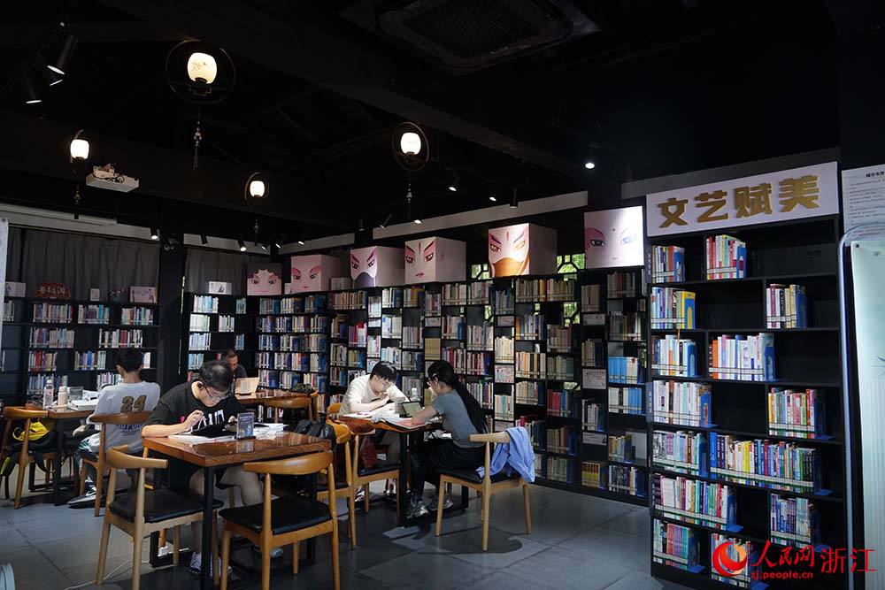 浙江省温州市鹿城区的城市书房内,不少市民在阅读学习。人民网 章勇涛摄