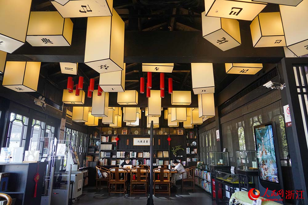 浙江省温州市鹿城区的城市书房内,不少市民在阅读学习。人民网 章勇涛摄