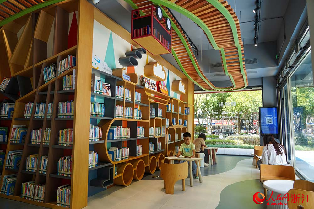 浙江省温州市鹿城区的城市书房内,不少市民在阅读学习。人民网 章勇涛摄