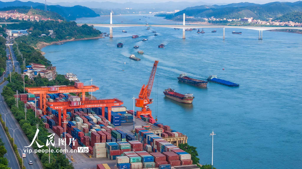 广西梧州：内河港口作业忙【4】