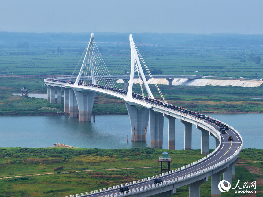 从空中俯瞰铁河大桥，如一只凌波展翅的白鹤跃然于赣江之上。人民网记者 毛思远摄