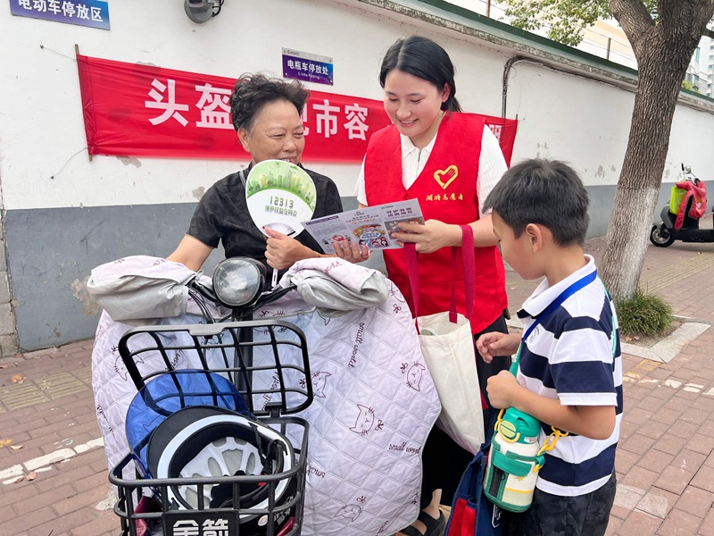 1、志愿者向家长普及法律知识.jpg