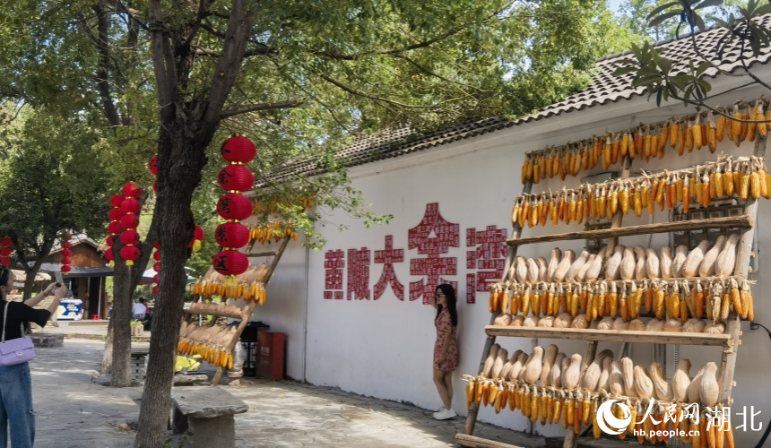 晒秋台上“可触摸的丰收”,成为游客打卡体验的民俗风景。人民网记者 郭婷婷摄