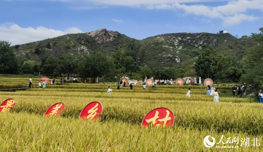 武汉黄陂区滠水河畔的大余湾迎来一年一度的“晒秋”盛景。人民网记者 郭婷婷摄