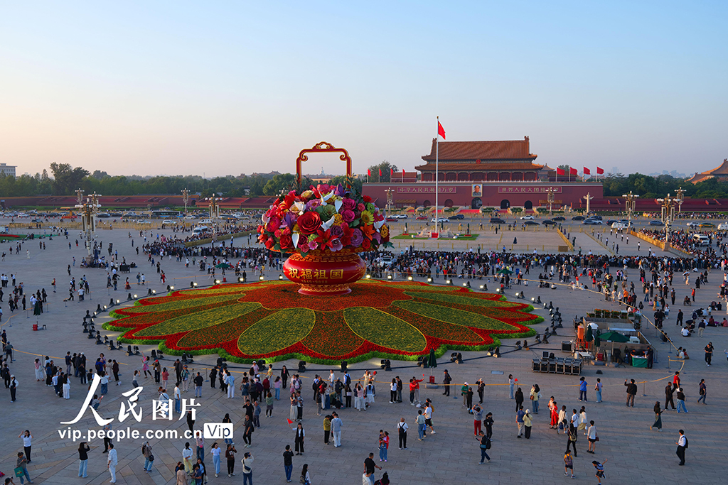 “祝福祖国”巨型花篮亮相天安门广场【2】