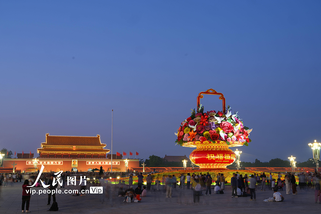 “祝福祖国”巨型花篮亮相天安门广场【3】