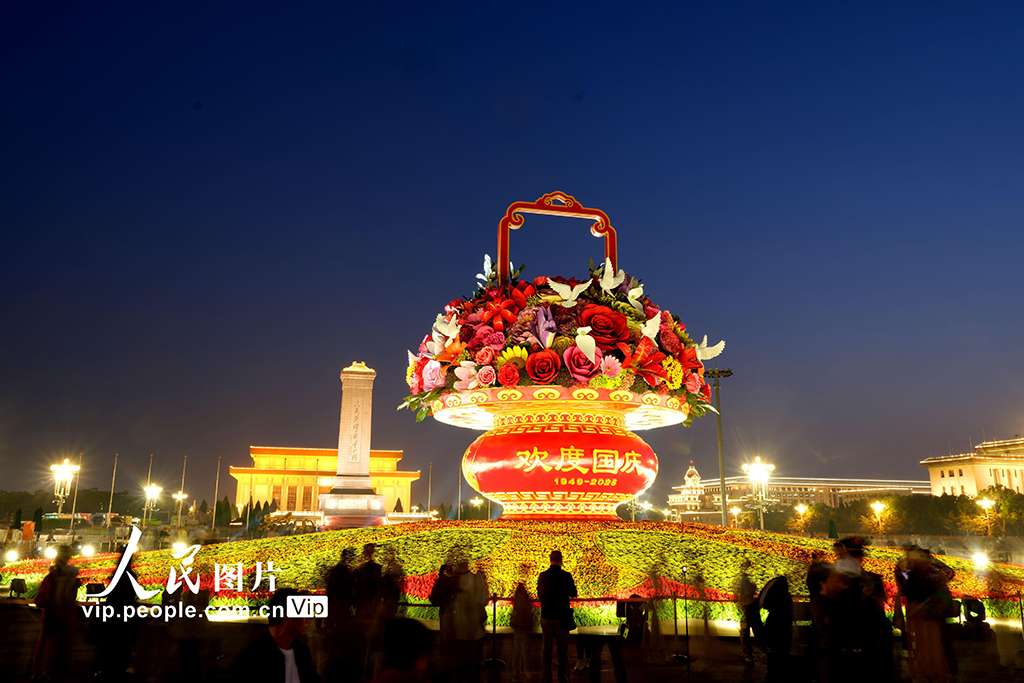 “祝福祖国”巨型花篮亮相天安门广场【5】