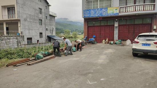 2、居民自发整理门前杂物.jpg