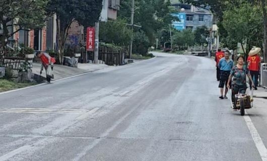 3、清扫沿线垃圾.jpg