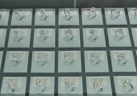 假的！别戴！这种“钻石”，进货仅0.5元