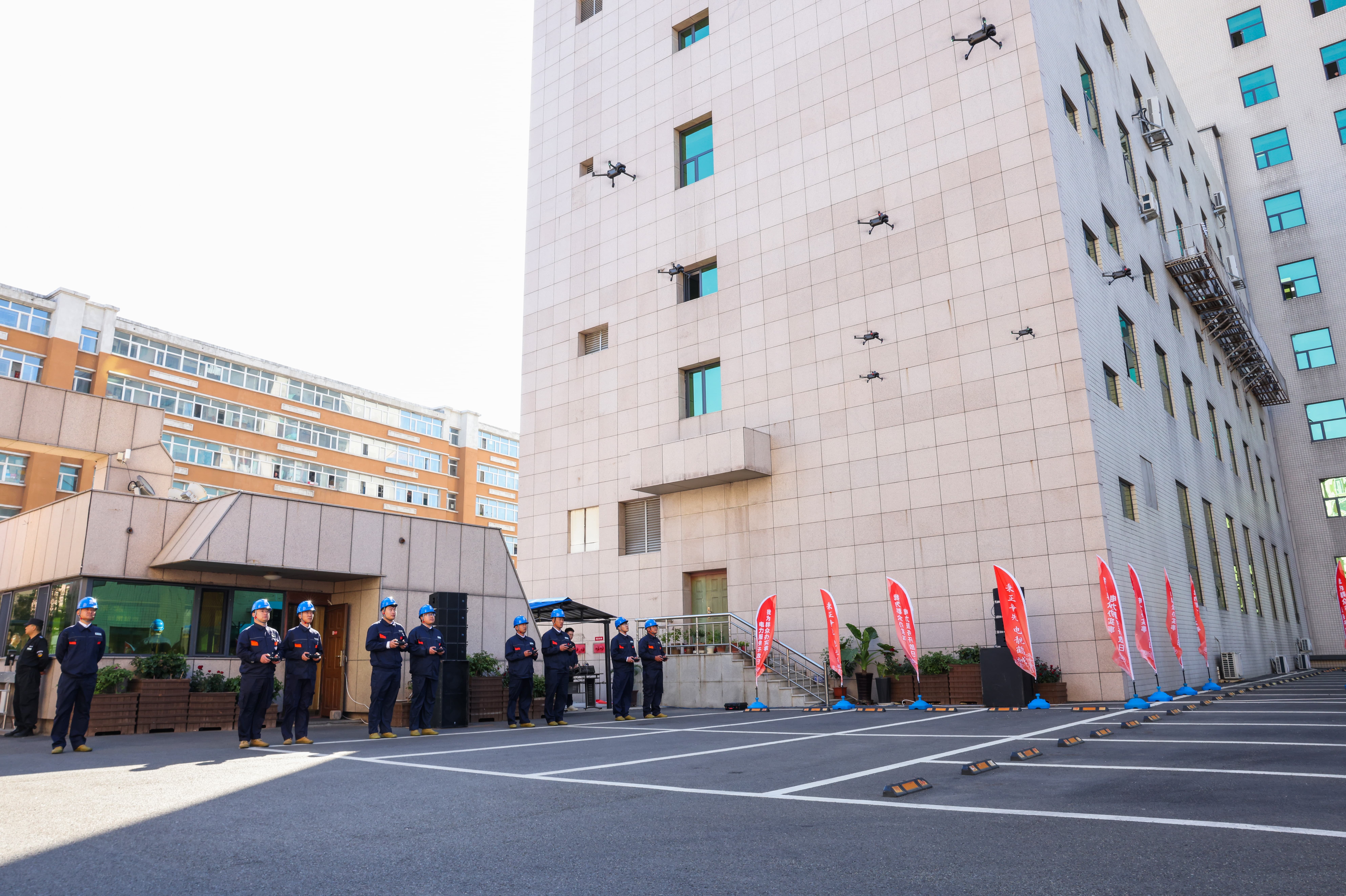 9月26日，国网齐齐哈尔供电公司工作人员向嘉宾展示设备巡检无人机方阵计宏摄.jpg