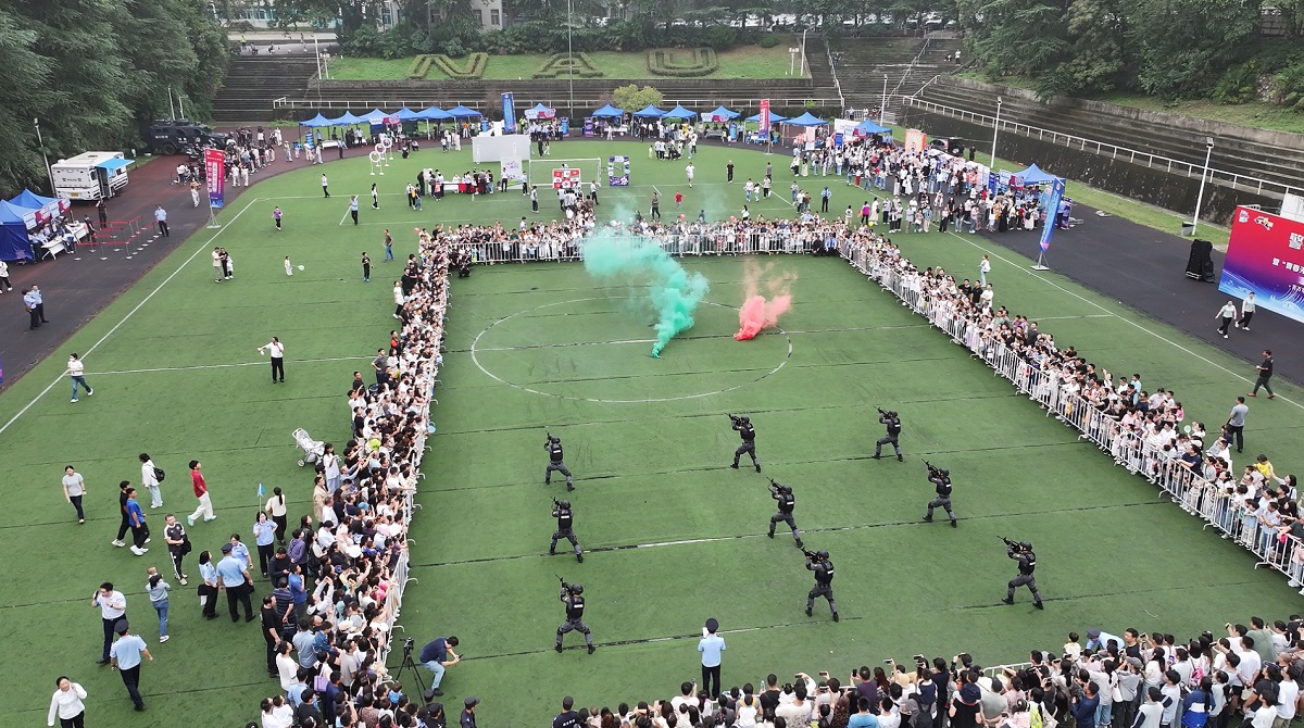 1、警务技能表演引得大量市民围观 （吴迪 摄）.jpg