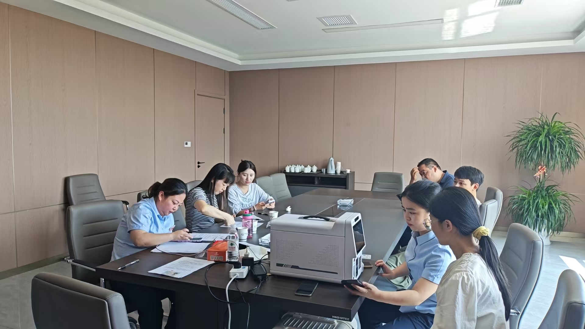 1759996603174247.jpg 图片1:工作人员在为大家制卡.jpg