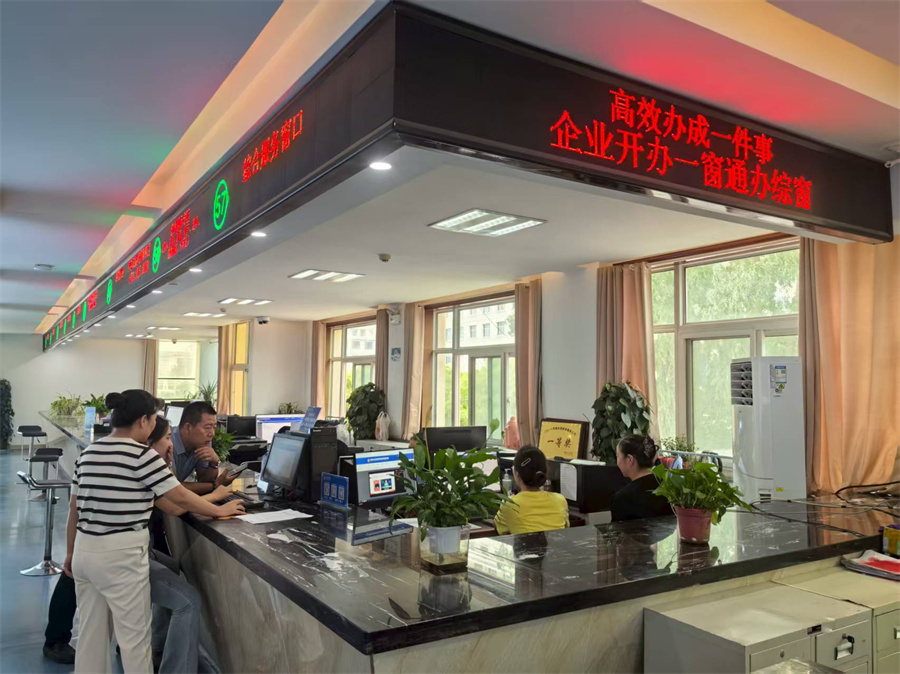 临洮县政务服务中心高效办成一件事现场.jpg