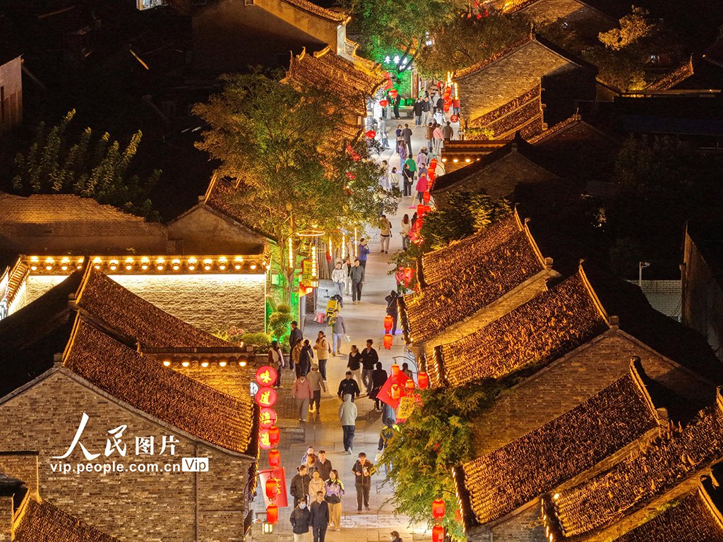 江苏扬州：“夜经济”点亮古街