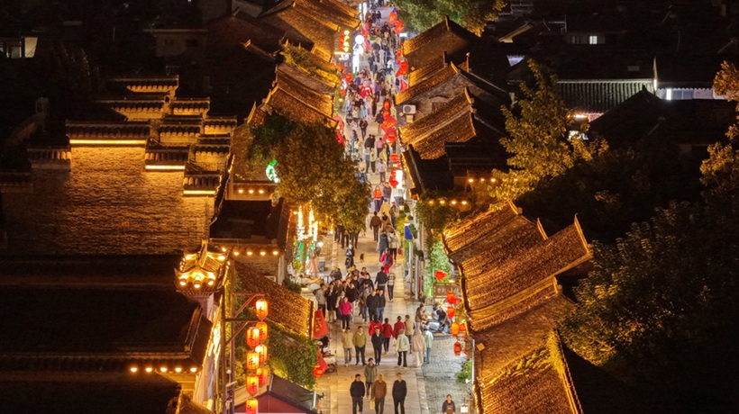 江苏扬州：“夜经济”点亮古街