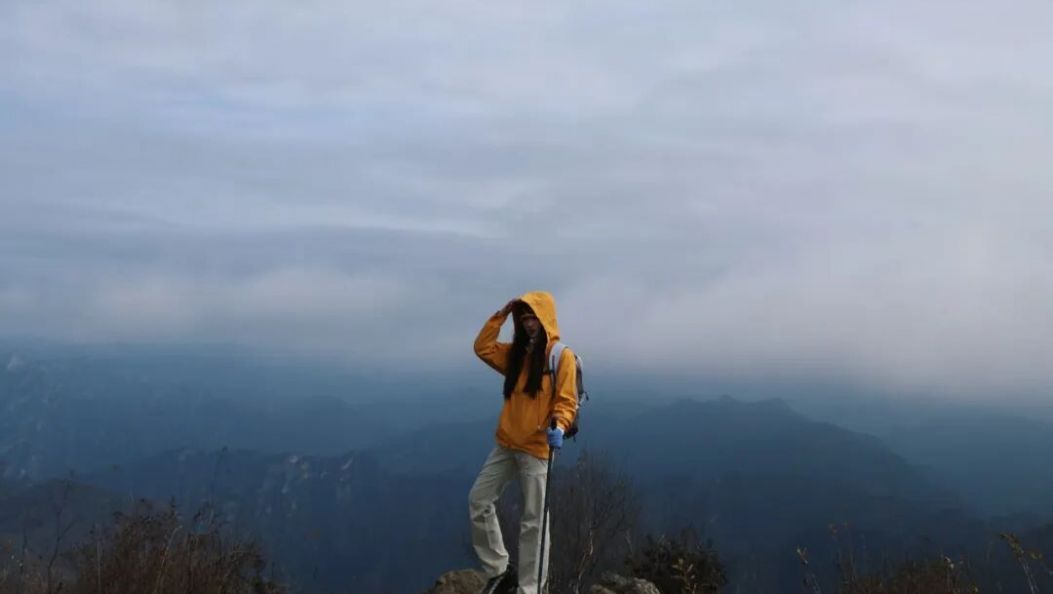 年轻人扎堆进山，户外品牌“坐不住了”