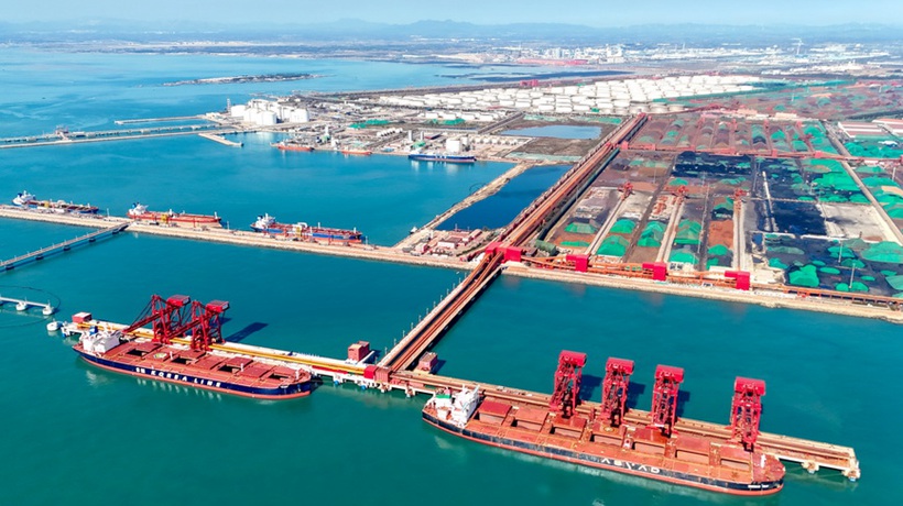 全国首个40万吨干散货数智码头在山东港口青岛港投产