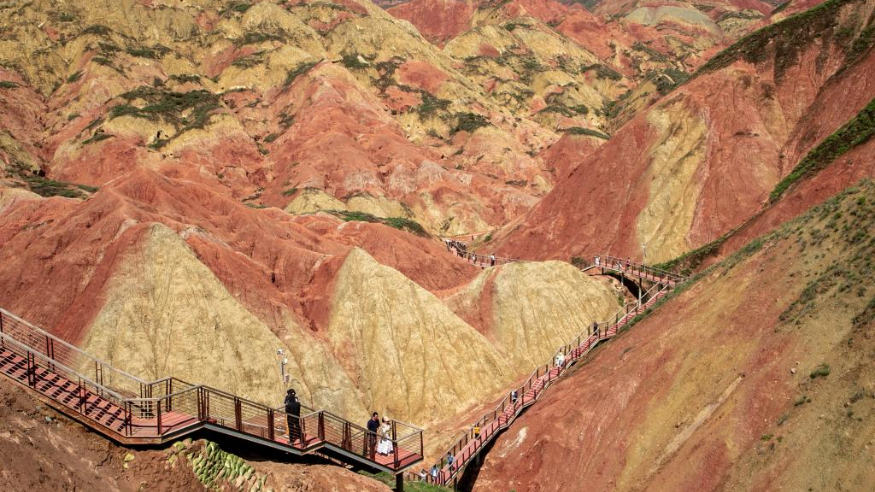 中国经济样本观察·“镇”了不起丨种粮不灵、“种草”很行！这个小镇“水墨丹霞”出圈了