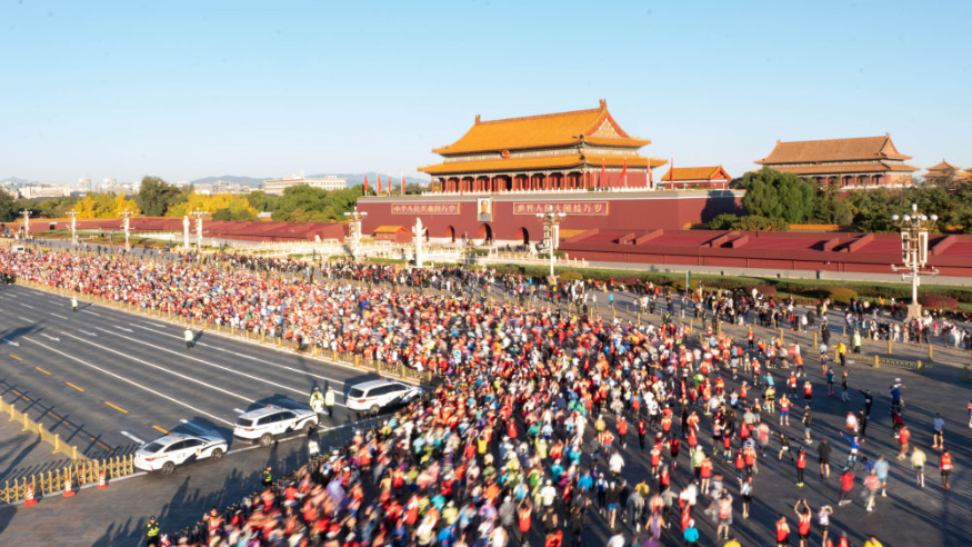 北马为何如此令人向往——42.195公里见证千年文脉与时代荣光