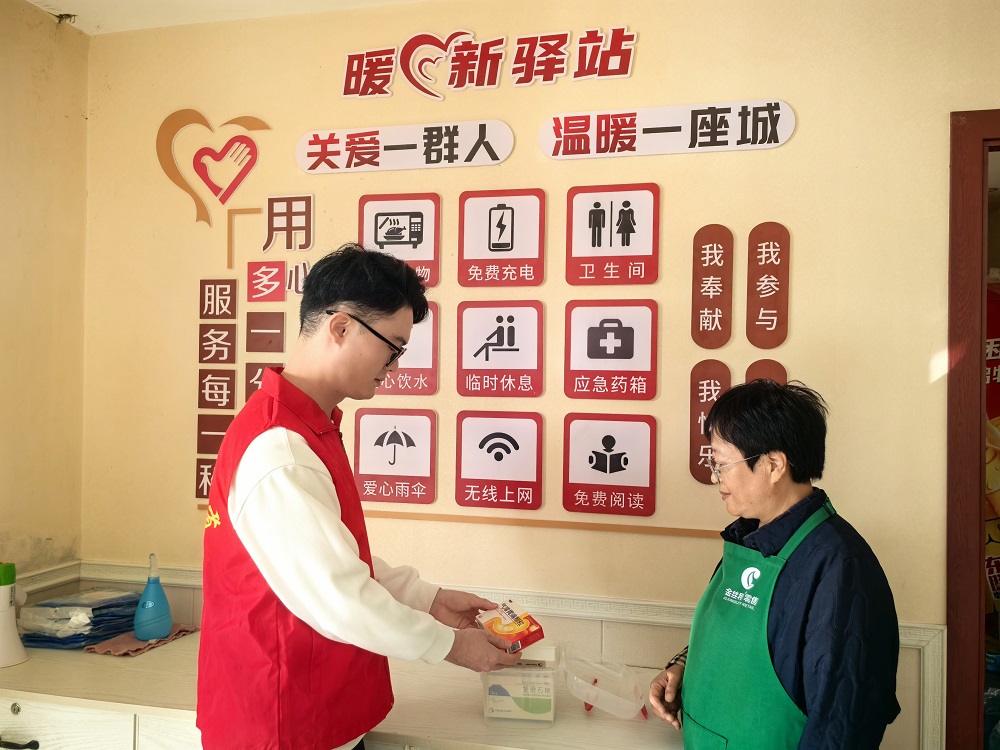 1762247469260054.jpg 2、志愿者整理汽车之家药品.jpg