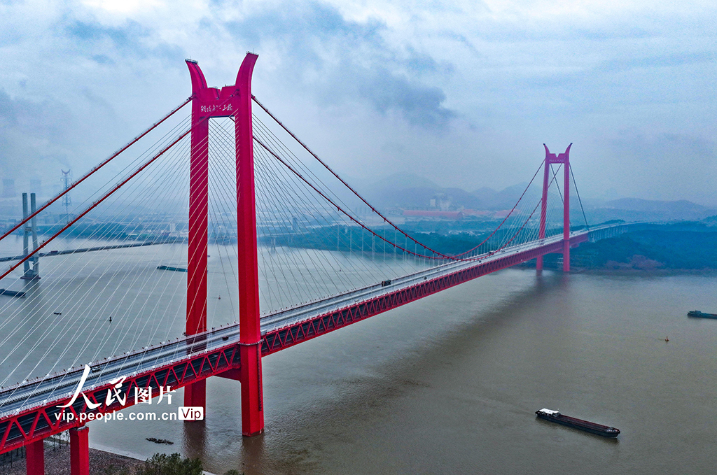 安徽铜陵：G3铜陵长江公铁大桥正式通车