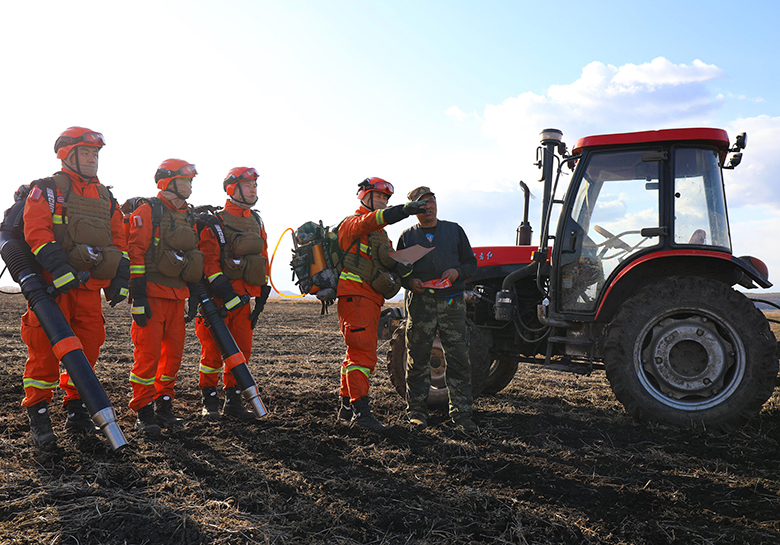 1762501029804752.jpg 指战员深入农村农业生产一线,向农户普及消防安全知识.jpg
