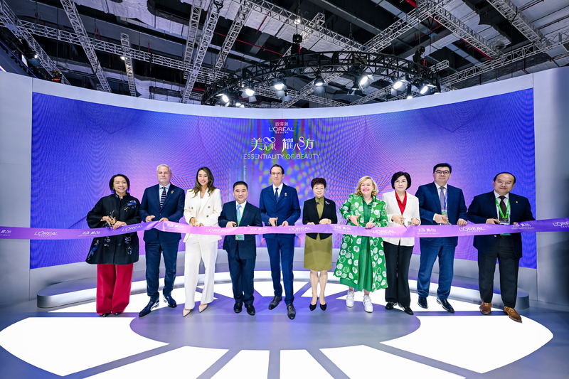 图1. 嘉宾共同揭幕欧莱雅主展台.jpg