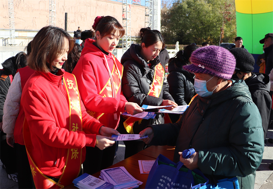 1762768122128557.jpg 人社广场活动2.jpg