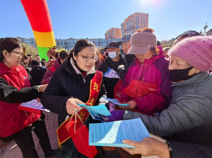 1762768130900637.jpg 人社广场活动3.jpg