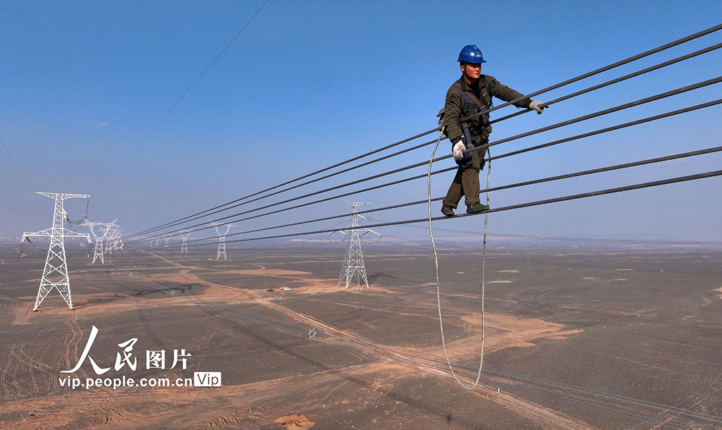 新疆奇台：电力员工高空走线消缺【2】