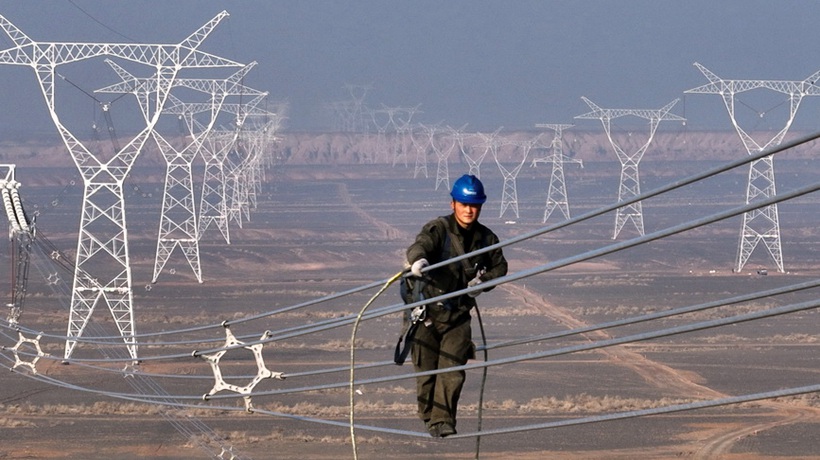 新疆奇台：电力员工高空走线消缺