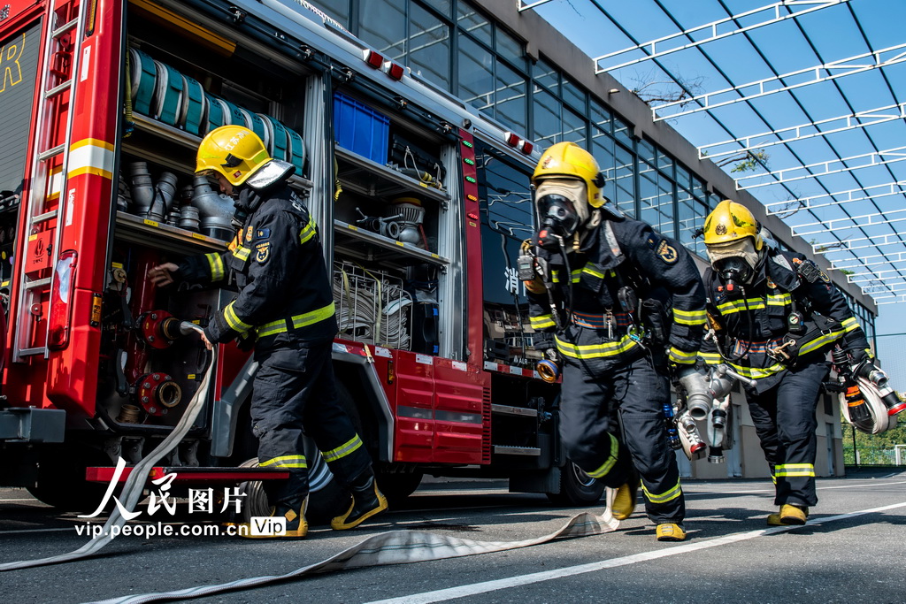 2025年11月17日，消防救援人员在实案演练中快速出动。