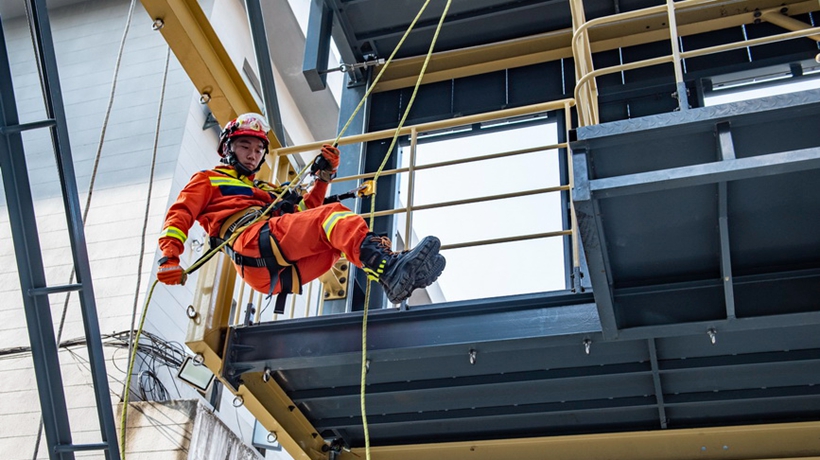 江苏南京：消防强化训练励精兵