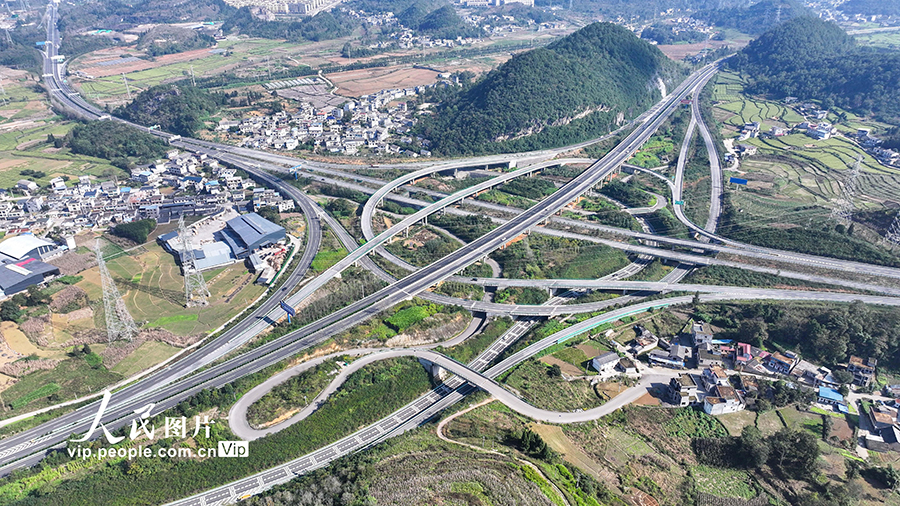 2025年11月17日拍摄的贵州省黔西南州兴义市万屯镇磨盘山枢纽互通景色。
