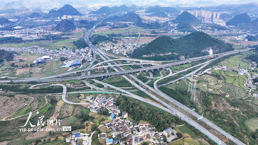 2025年11月17日拍摄的贵州省黔西南州兴义市万屯镇磨盘山枢纽互通景色。