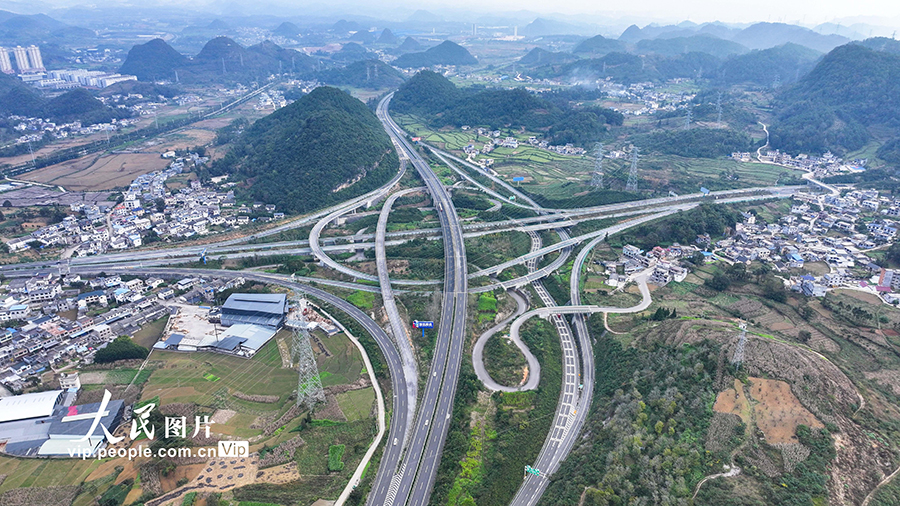 2025年11月17日拍摄的贵州省黔西南州兴义市万屯镇磨盘山枢纽互通景色。